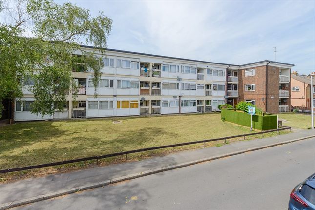 Studio flat on Prospect Road, Woodford Green, £119,500