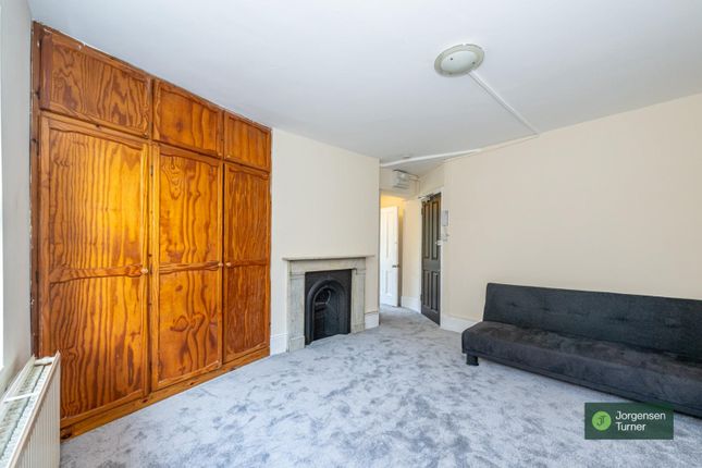 Flat 2, 17, Rosemont Road, London photo 4