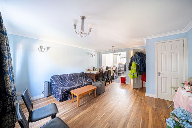 12 Brackenbury, Andover photo 3