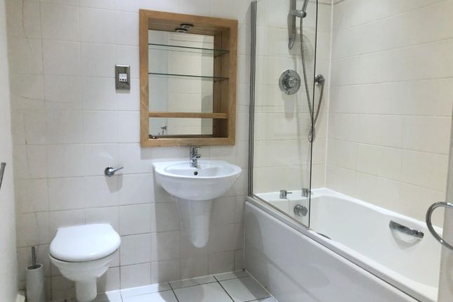 Flat to rent in Balmoral Place, Brewery Wharf, Leeds