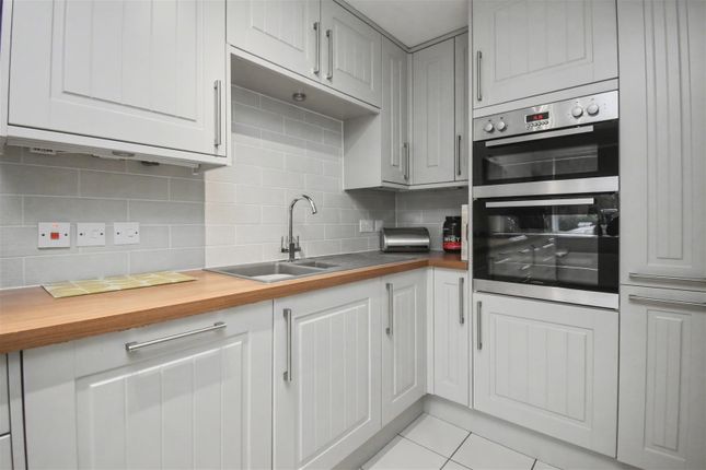 6, Frith Close, Corby photo 2