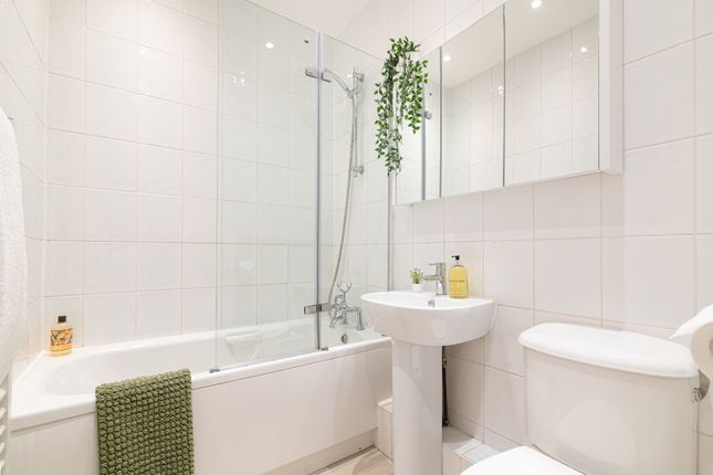 Flat A, 22, Lynn Road, London photo 4