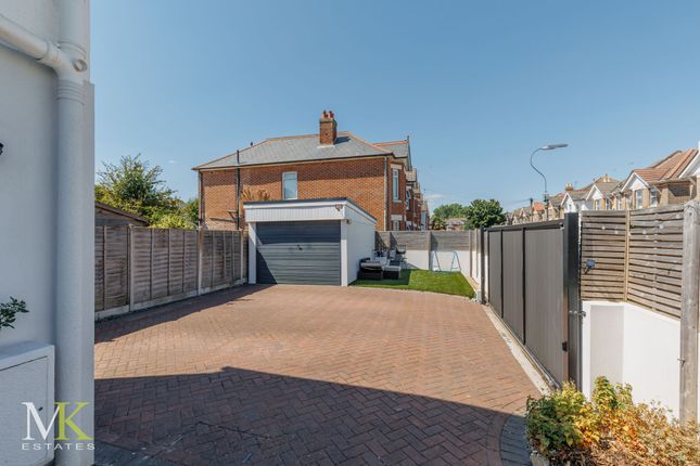 39 Grants Avenue, Bournemouth photo 4