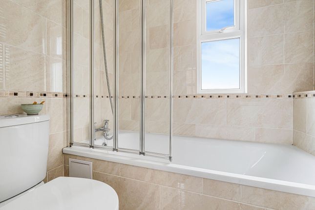 Flat 3, 92, Ferme Park Road, London photo 4