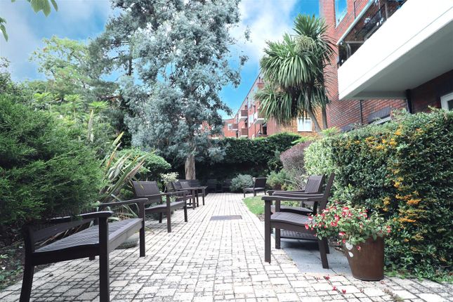 Flat 36 Heathside, Finchley Road, London photo 2