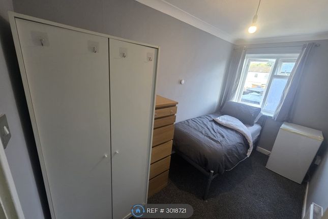 Room, Milwards, Harlow photo 4