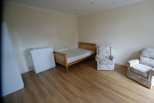 Flat to rent in Knowle Terrace, Burley, Leeds