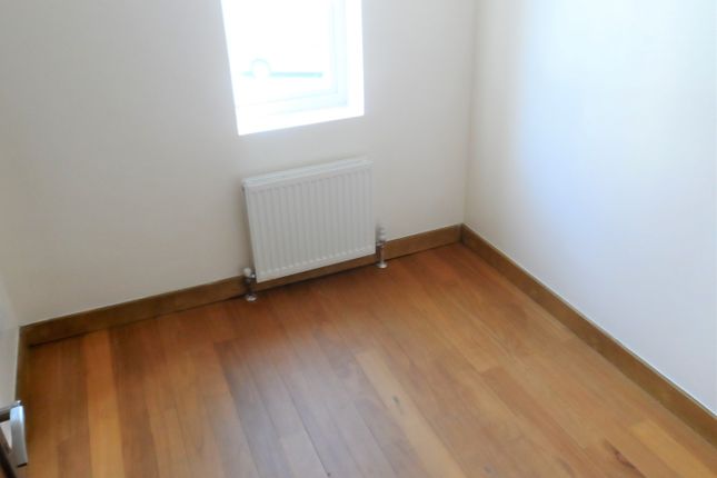Terraced house for sale in Sunny Bank, Norwood, London