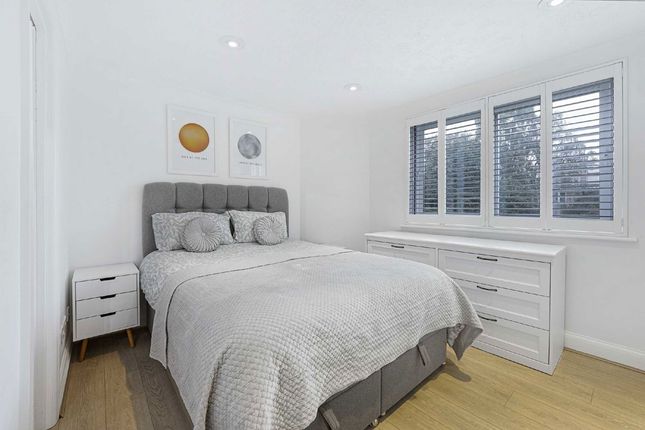 Flat 9, Conifer Court, 2, Inner Park Road, London photo 4