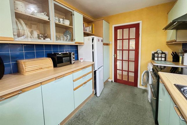 6, Fairway Walk, Bradford photo 3