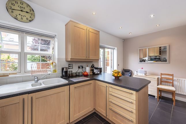 37, Beningfield Drive, St. Albans photo 4