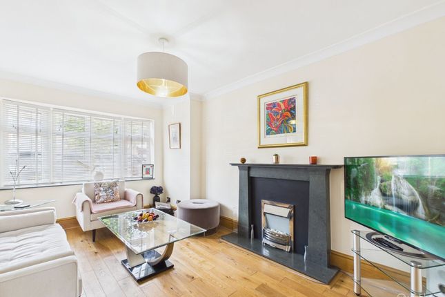 31 Salcot Crescent, Croydon photo 2