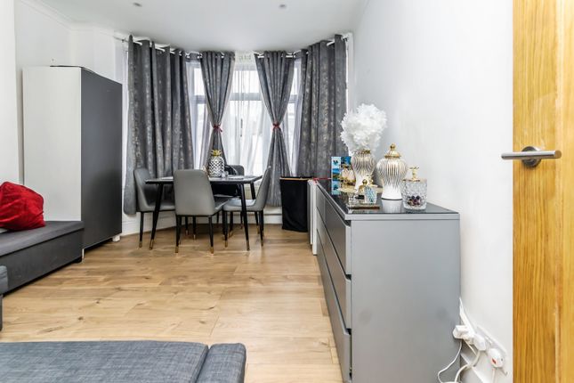 Top Floor, 147, Melfort Road, Thornton Heath photo 3