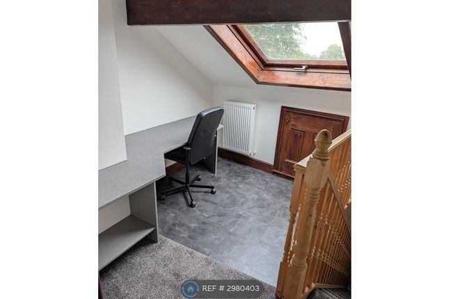 Flat, Gorton Road, Stockport photo 4