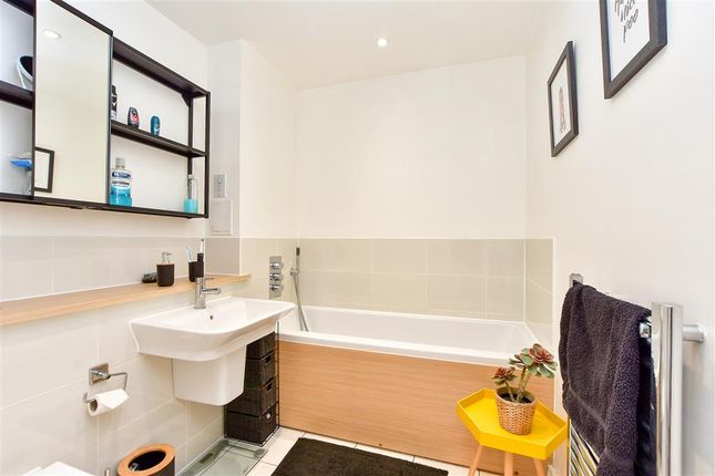 Flat for sale in Elliotts Way, Chatham, Kent