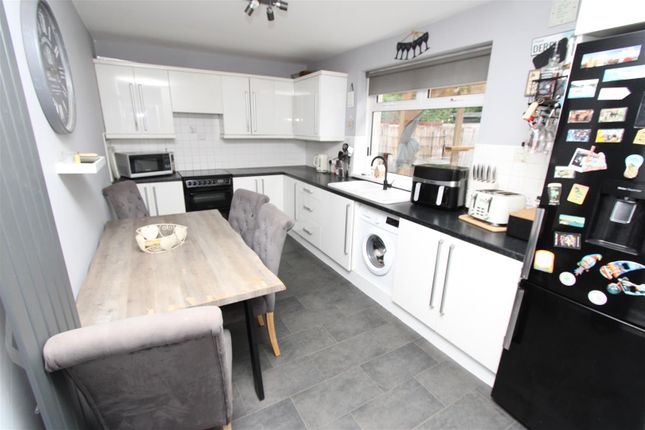 82, Rowantree Drive, Bradford photo 3