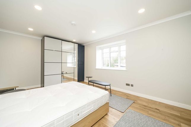 Flat to rent in Cecil Close, Mount Avenue, London