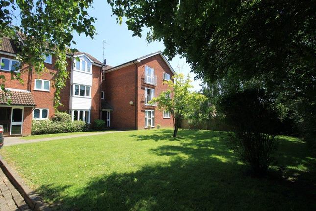 Flat to rent in Lilliput Avenue, Northolt