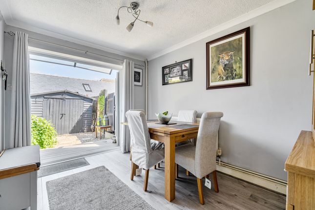 10, Bakers Field, Lyneham photo 4