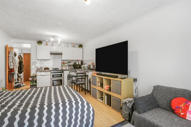 Flat 16 Castle House, 1, Overton Road, Sutton photo 4