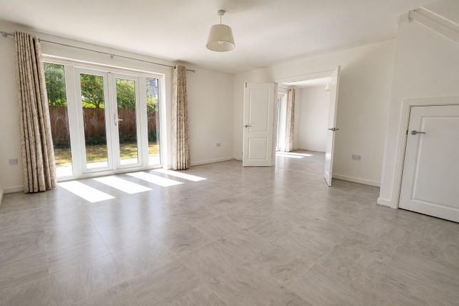 24, Canal Court, Hempsted photo 3