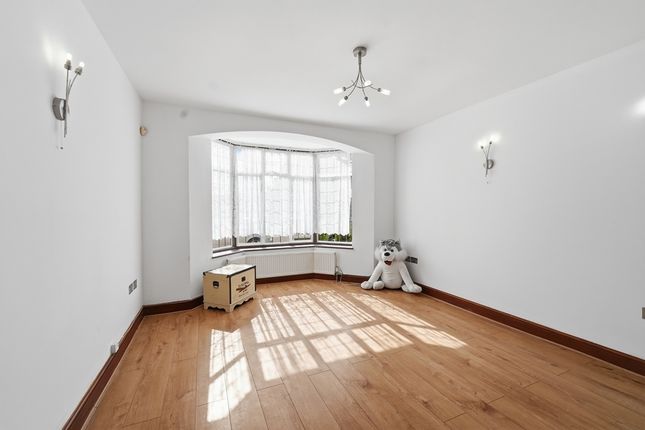 79, Sandhurst Drive, Ilford photo 4