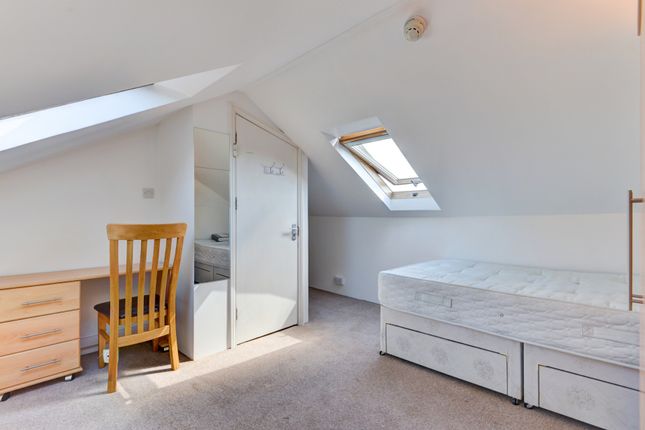 Bright And Tidy Single Bedroom With A Comfortable ...