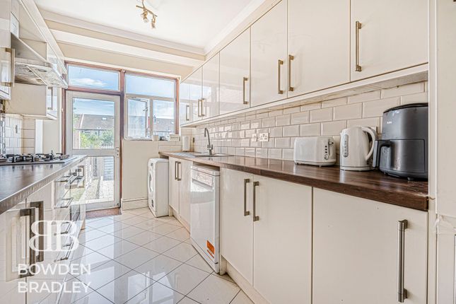 72 Bawdsey Avenue, Ilford photo 4