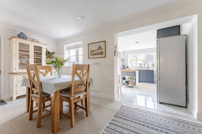 8 Oaklands Crescent, Holt photo 2