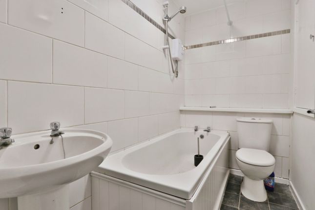 Terraced house for sale in Lowdale Close, Hull