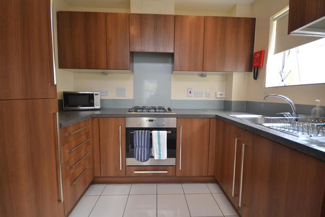 Flat to rent in Gweal Avenue, Reading, Berkshire