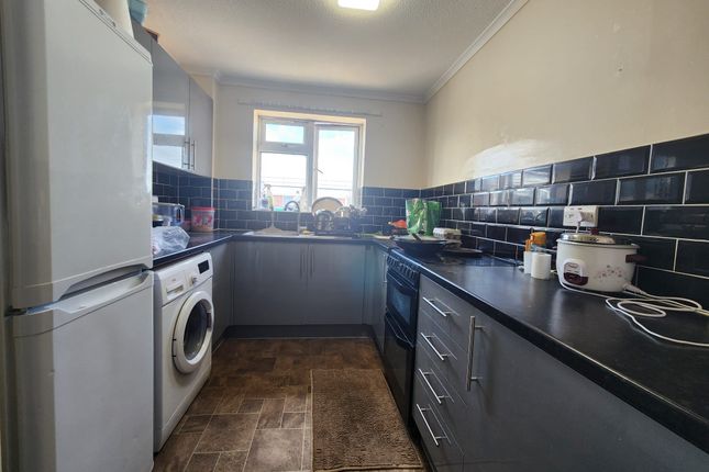 128, Crown Meadow, Slough photo 2