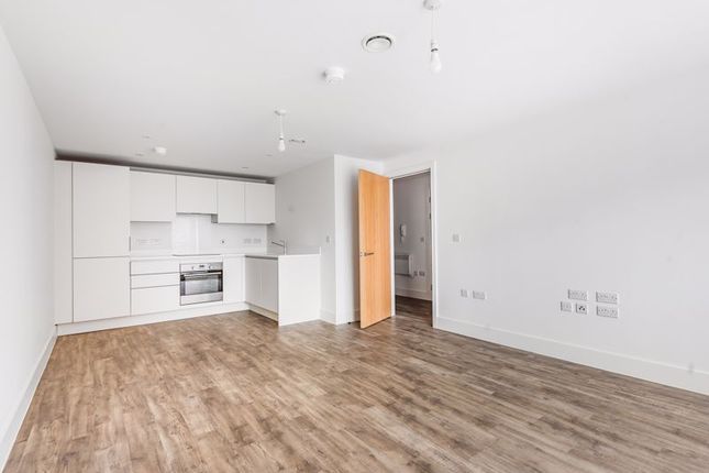 Thumbnail Flat to rent in E1101 Queen's House, Graven Hill, Bicester