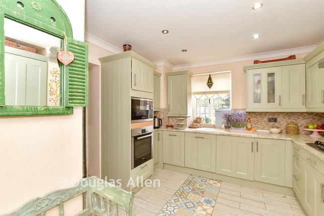 20, Hind Close, Chigwell photo 4