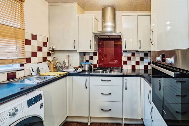 390, Rochfords Gardens, Slough photo 2