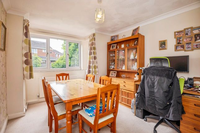 12, Rosemoor Gardens, Worcester photo 4