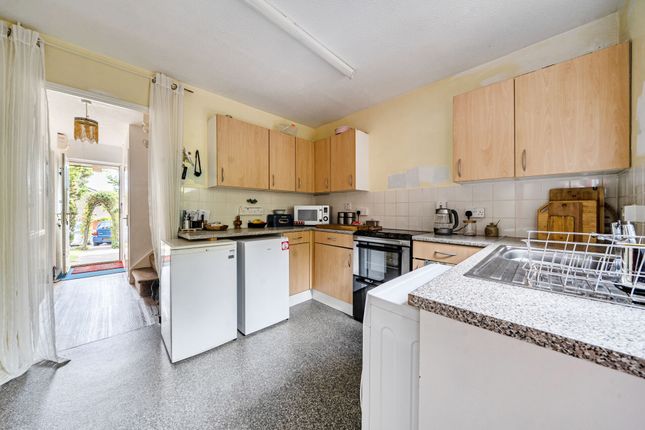 2, Heathfield Close, Taunton photo 4