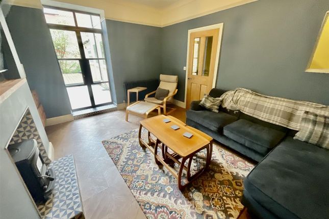 Basement Flat, 23 Esplanade Gardens, Scarborough photo 2