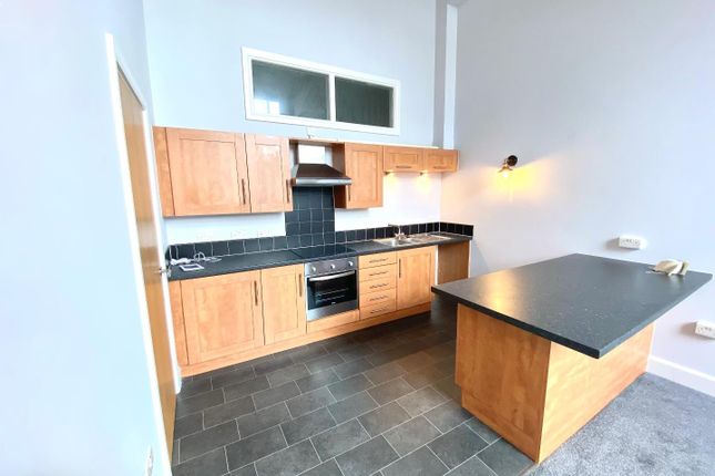 Flat to rent in Savile Street, Milnsbridge, Huddersfield