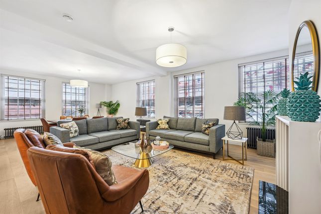 Thumbnail Flat to rent in Flat 30A, 35-27 Grosvenor Square, London