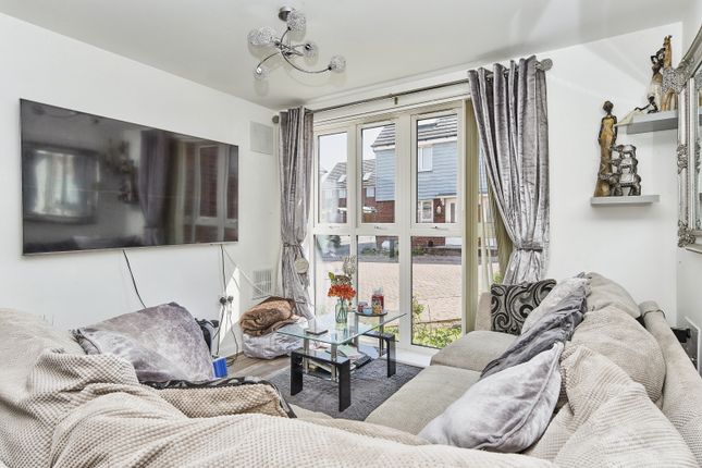 Flat for sale in Chinchen Close, East Cowes, Isle Of Wight