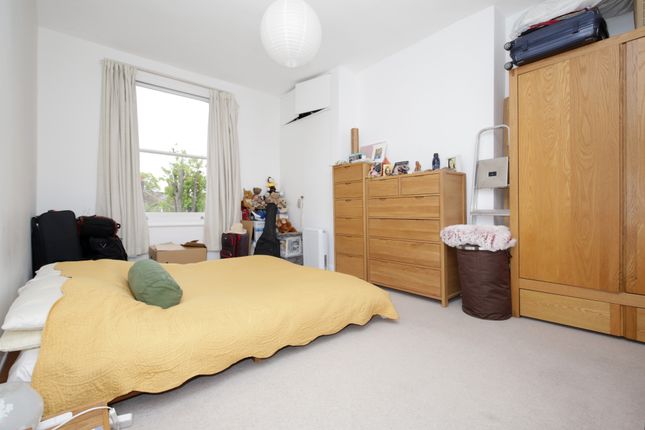 Flat to rent in Jenner Road, London