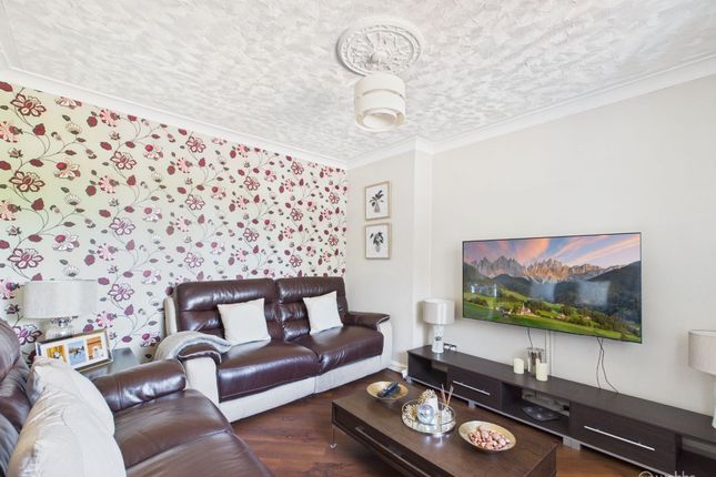 58 Rowdown Crescent, Croydon photo 3