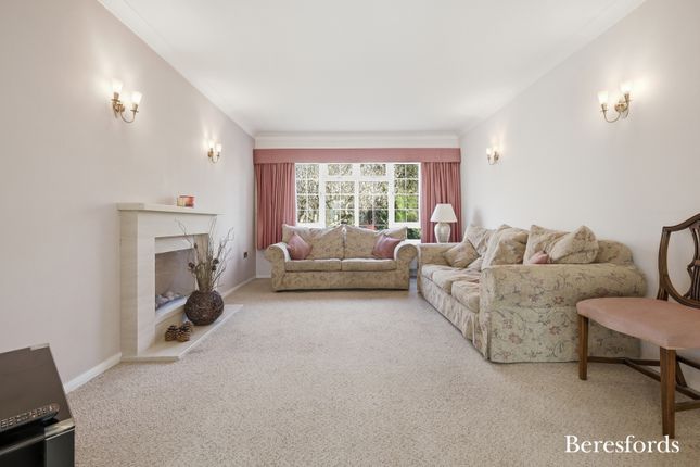 18, Gablefields, Chelmsford photo 3