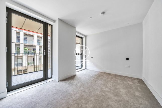 Flat to rent in Windsor Square, Royal Arsernal Riverside, London