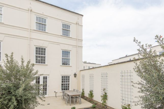 Flat to rent in Beaufort Close, London