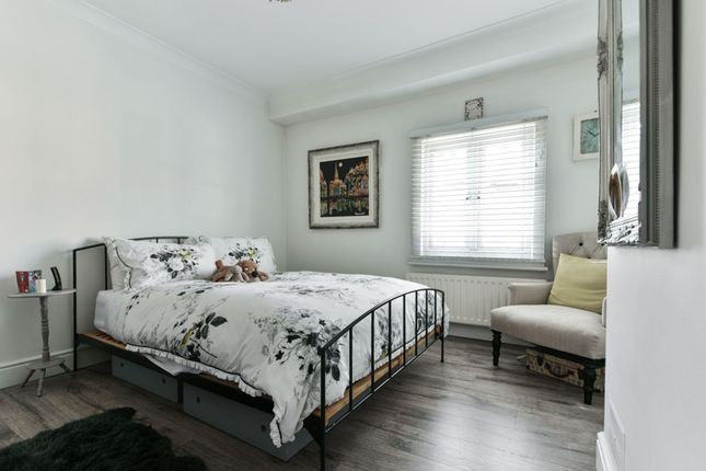 16 Gladstone Road, Surbiton photo 4