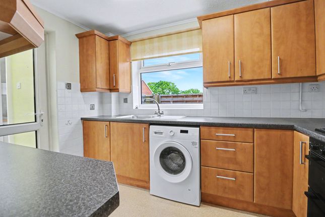 2 Paxton Close, Southampton photo 4
