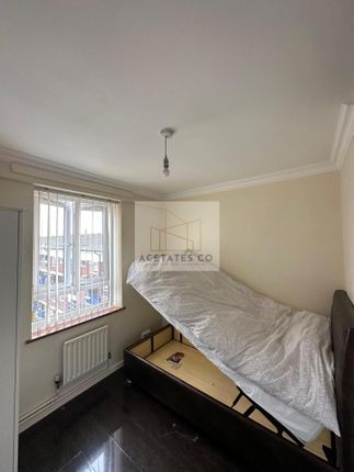 Flat to rent in Overbury Street, Hackney, London
