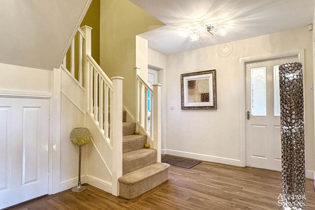 4, Highthorne Green, Oldham photo 4